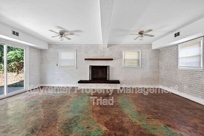 Building Photo - 1821 W Meadowview Rd