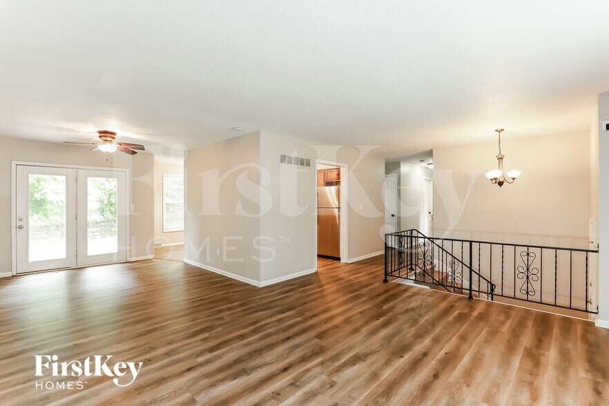 Building Photo - 5905 NW Whispering Oaks Ln