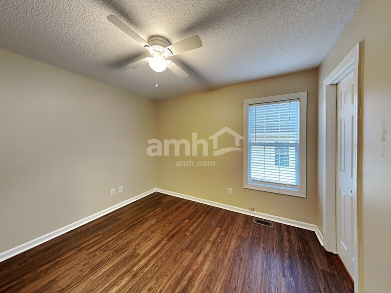 Building Photo - 1009 Loch Lomond Cir