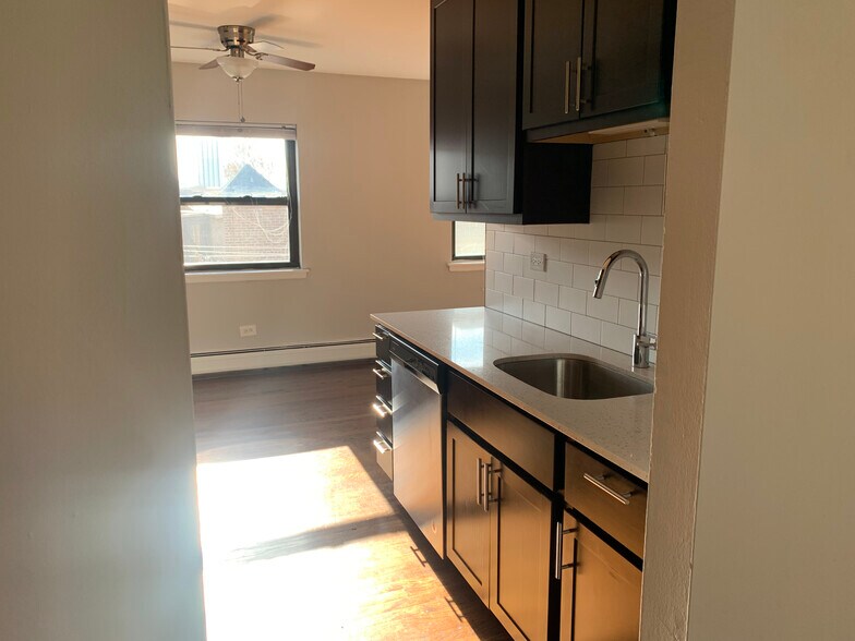 Primary Photo - 524 W Oakdale Ave