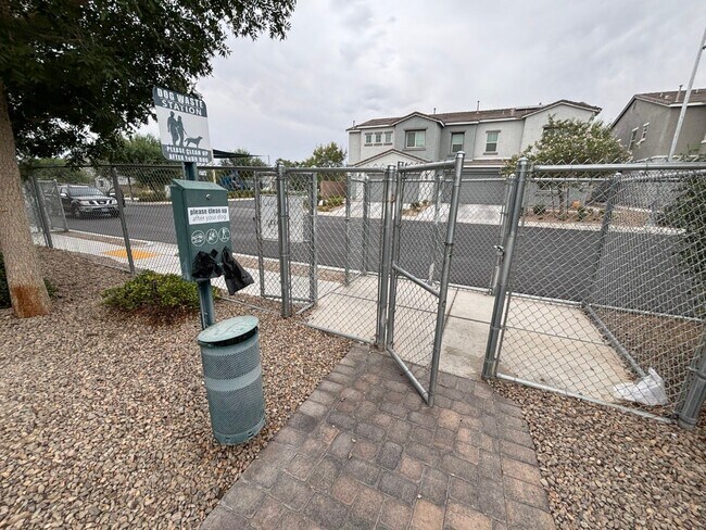 Building Photo - Beautiful Gated 3-Bed, 2.5-Bath Townhome in North Las Vegas!