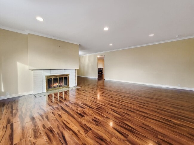 Building Photo - Charming Rambler with Abundant Natural Lig...