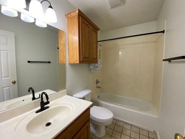 Building Photo - Great location with easy highway access.