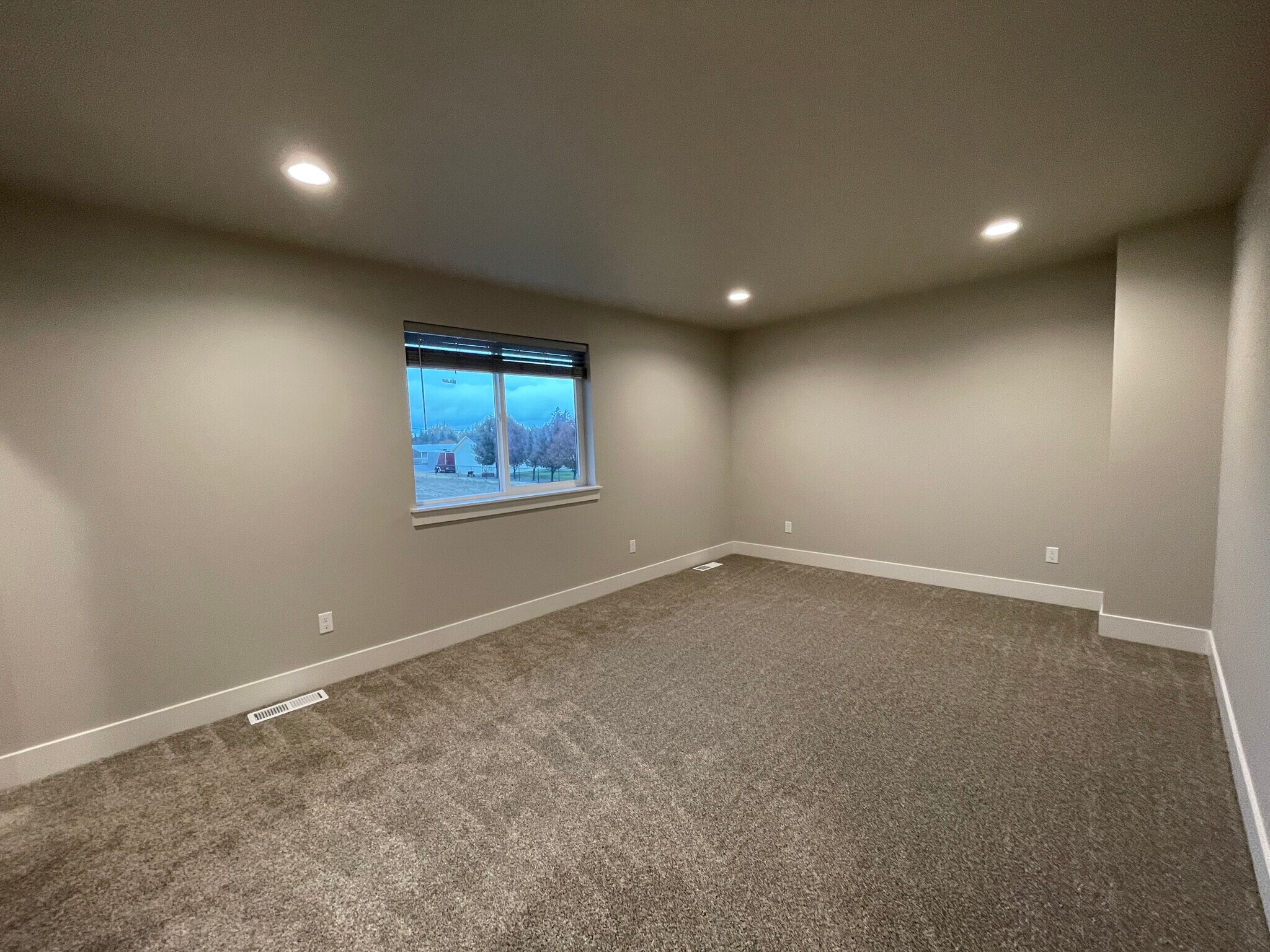 Building Photo - 412 W 1st St