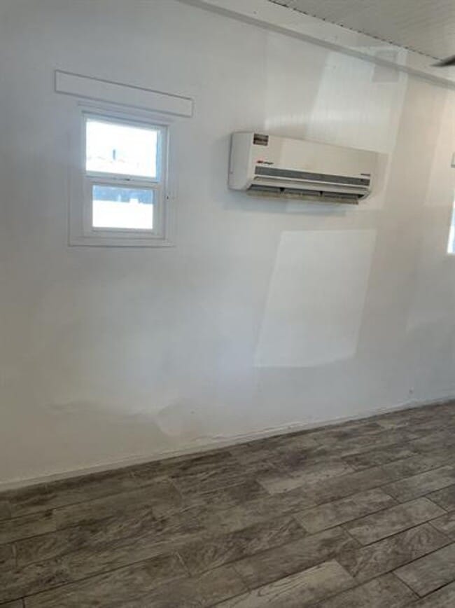 Building Photo - 3337 E Flower St