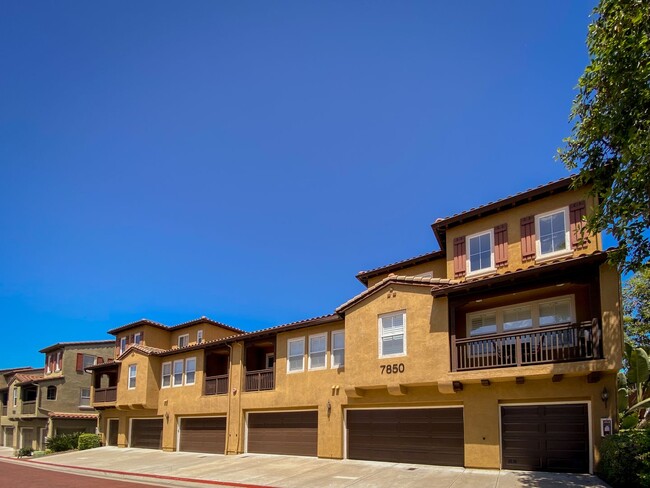 Building Photo - Torrey Highlands 3BR Townhome with Garage