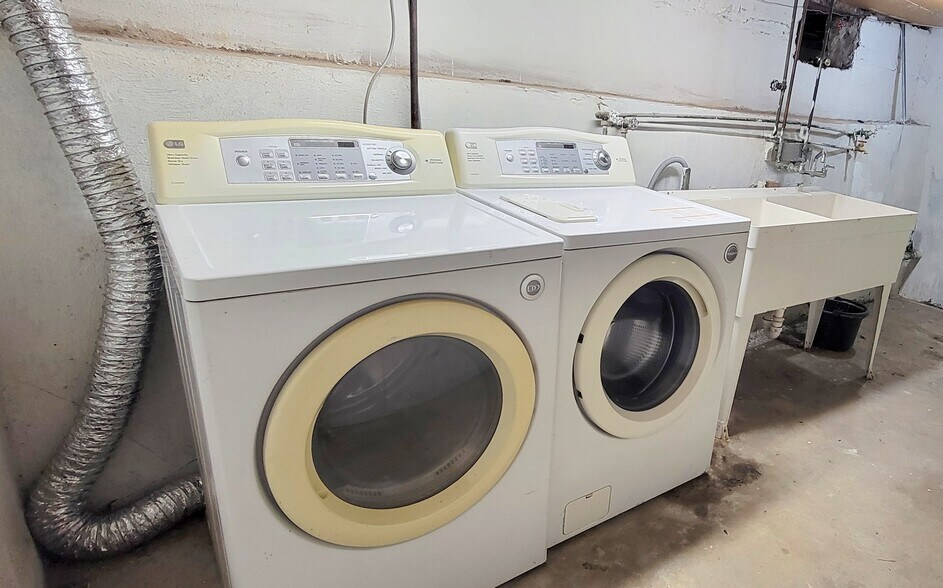 Washer Dryer in Basement - 122 Cross St