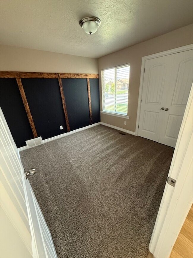 Building Photo - 3 Bedroom Eagle Mountain Home
