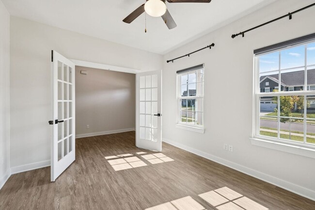 Building Photo - 5BR/3.5BA home offers stylish and function...