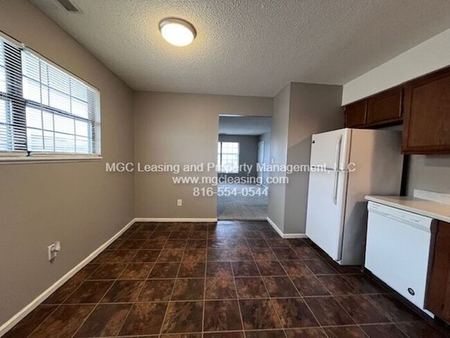 Building Photo - Comfortable 2-Bedroom Living in the Heart of Blue Springs