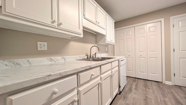 Building Photo - Remodeled and Move-in Ready Condo! | 1 br ...