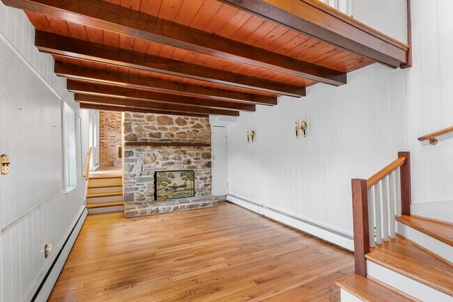 Building Photo - 607 E Wheel Rd