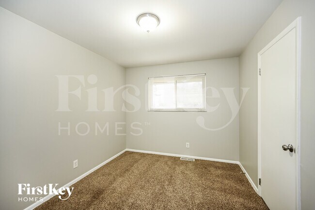 Building Photo - 1745 Pinebluff Ln