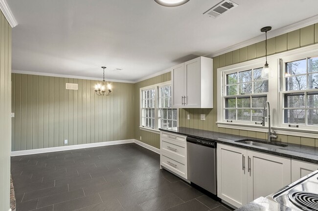 Building Photo - Druid Hills Charmer Available NOW!