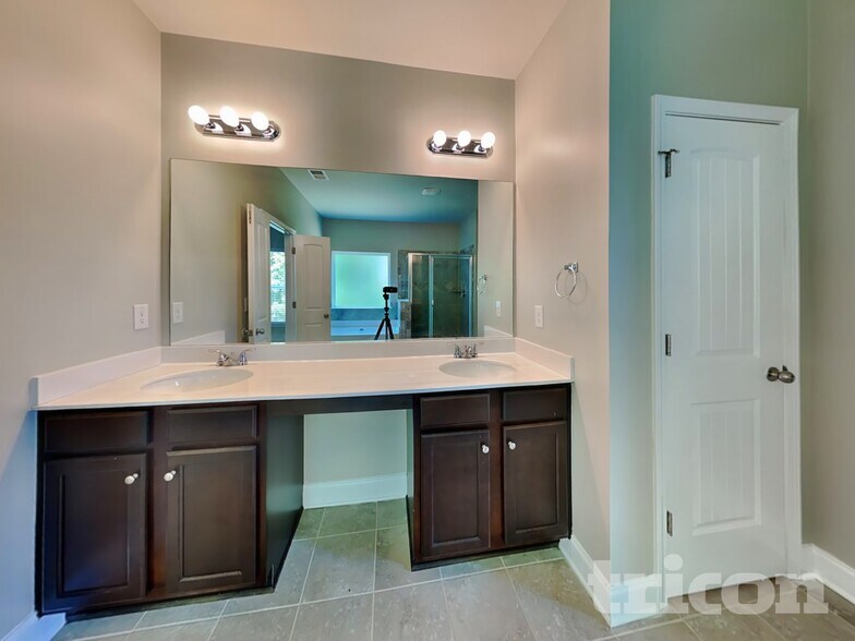 Building Photo - 301 Scenic View Ln