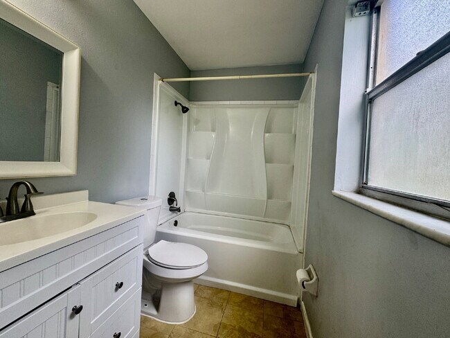 Building Photo - 301 Hickory Ln