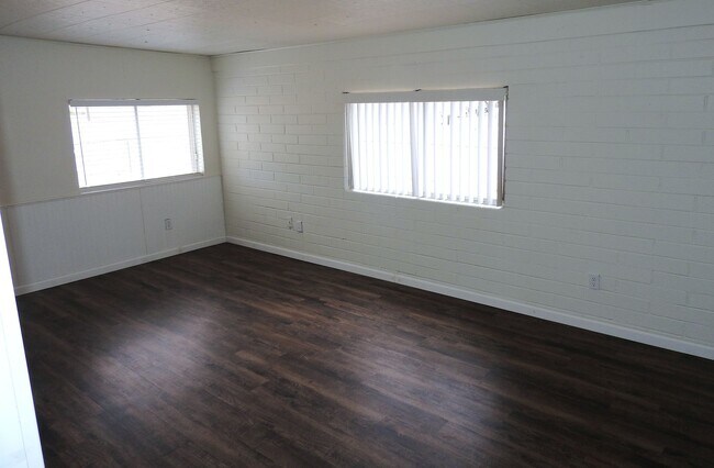 Building Photo - Beautifully Remodeled 3+1 Bungalow with Indoor-Outdoor Living