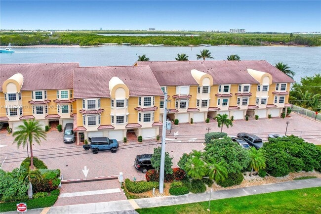 Building Photo - 4234 N Ocean Dr