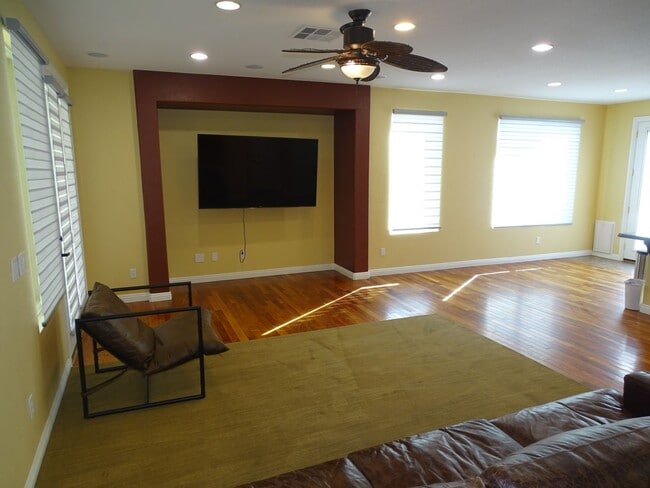 Building Photo - West Summerlin 5 Bedroom, Bed & Full Bath 1st Floor, Beauty