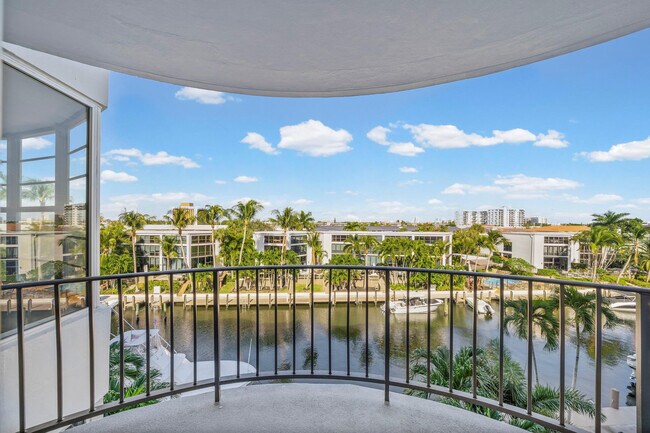 Building Photo - 3051 NE 48th St