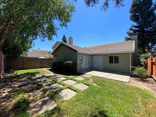 Building Photo - Great Location/Cozy Fireplace/Laguna Creek