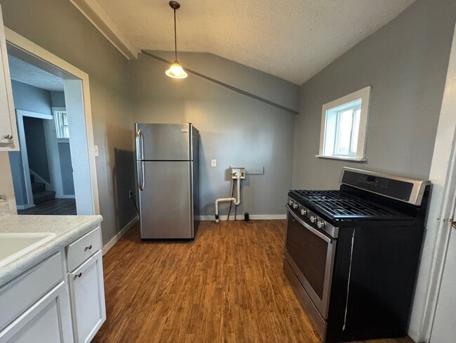 Building Photo - Fountain Square 2 Bed 1 Bath with large backyard.