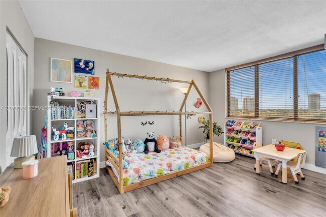 Building Photo - 3375 N Country Club Dr