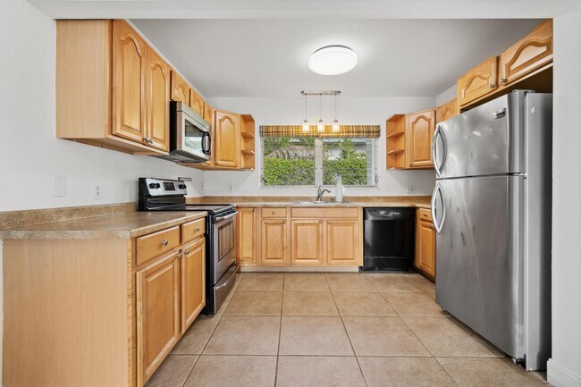 Building Photo - 2433 NE 24th St