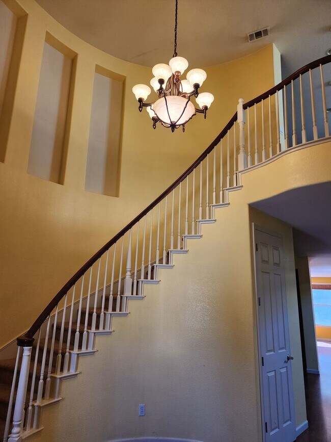 Building Photo - 5 Bedroom 3 Bathroom with 3 car Garage in the Sylvan School District