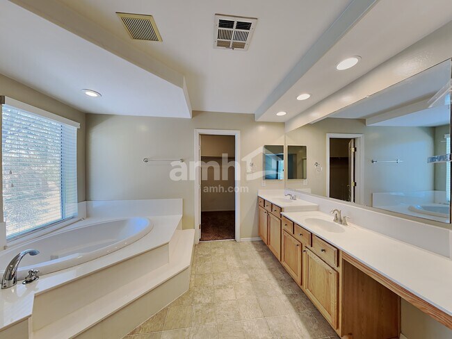 Building Photo - 6803 S 41st Ln