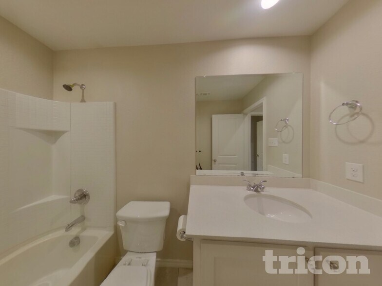 Building Photo - 2557 Hadley St