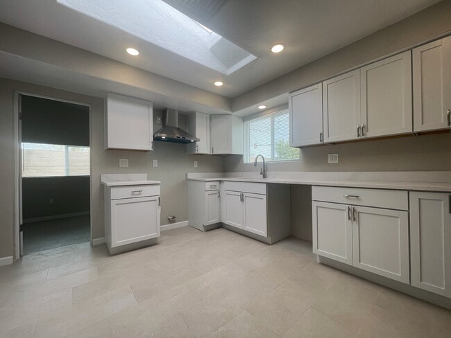 Building Photo - 2330 N Los Altos Ave