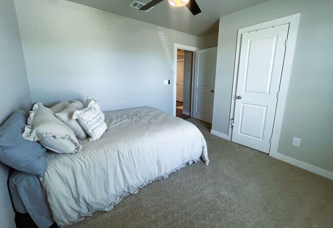 Building Photo - Stunning Two Bedroom Home In Bell Farms!