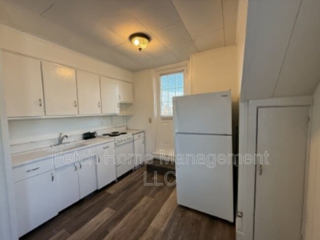 Building Photo - 825 Church St