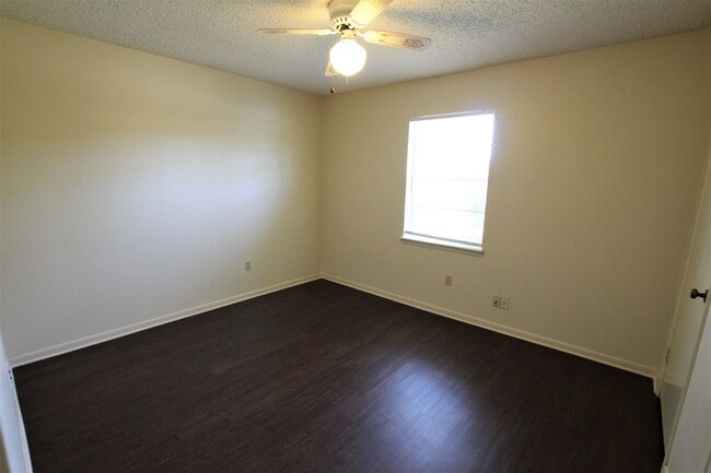 Building Photo - COMING SOON! 2 Bedroom 1 Bath Duplex in West Tyler!