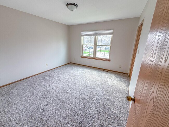 Building Photo - 635 Pebble Pl Dr