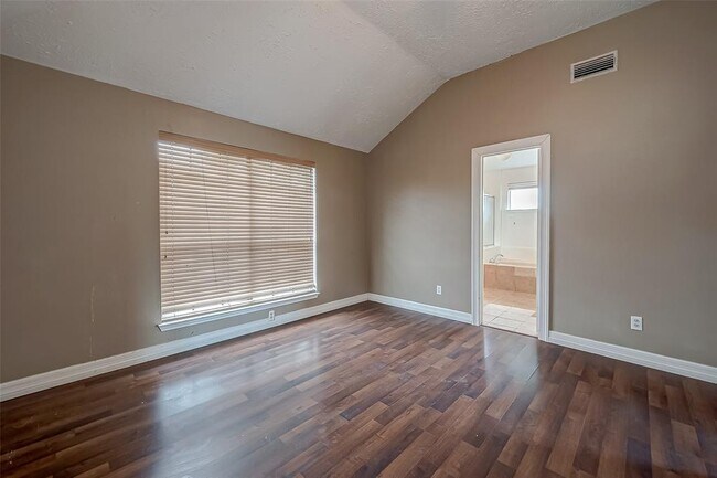 Building Photo - 2026 Sandy Knoll Dr