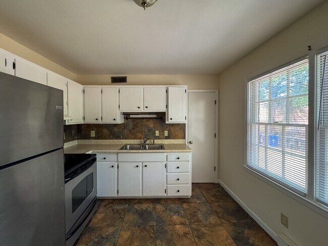 Building Photo - Conveniently Located 2 Bed 1.5 First Floor Unit