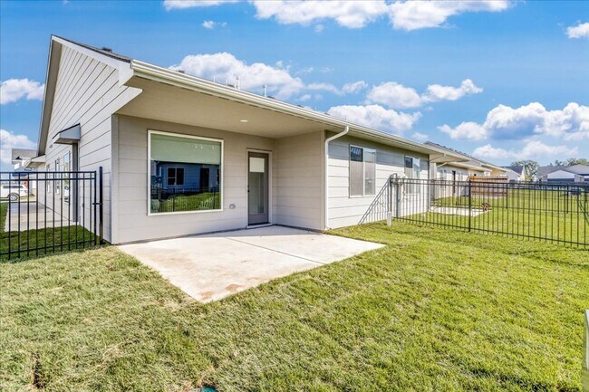 Building Photo - Pineway Maxwell Plan