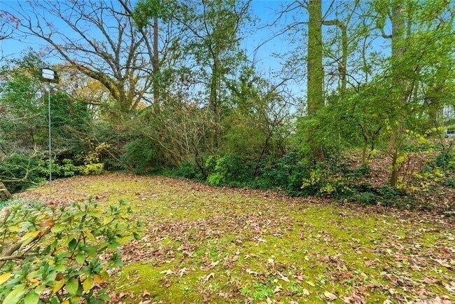 Building Photo - 302 Hascall Rd NW