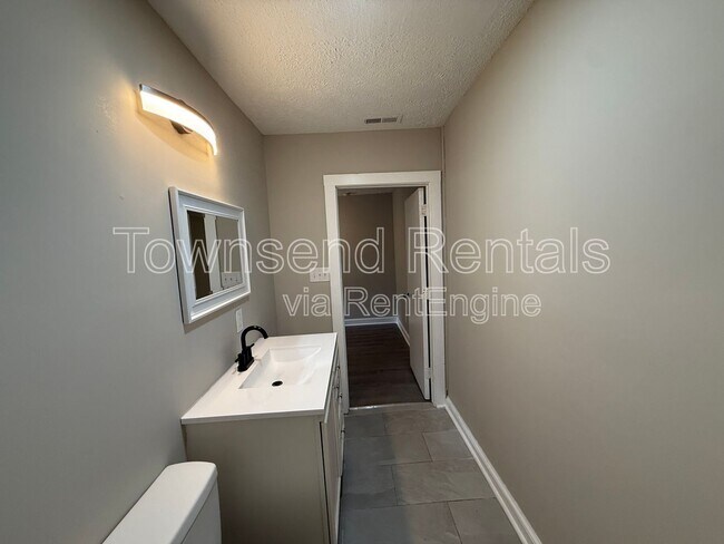 Building Photo - 807 Branson St