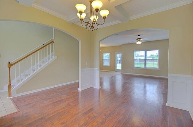 Building Photo - 935 Mustang Ln NE