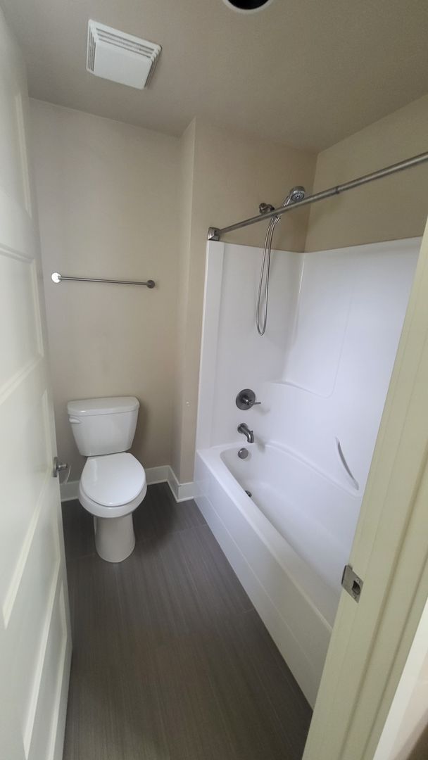 Building Photo - 3 Bed 2.5 bath plus bonus-Fenced-corner lo...