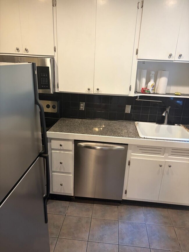 Building Photo - Cleveland Park - University Ridge Condo- 2 Bedroom 1 Bath