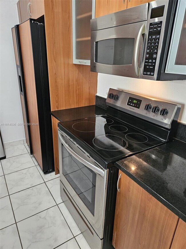 Building Photo - 2775 NE 187th St