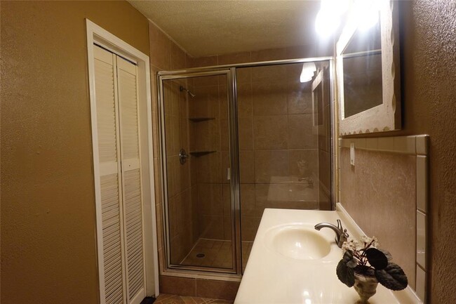 Building Photo - 6314 Sandy Oaks Dr