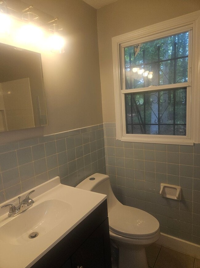 Building Photo - 3 Bedroom 1 bath home