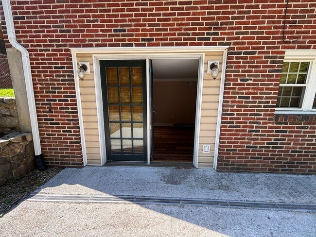 Building Photo - 3479 Overbrook Dr