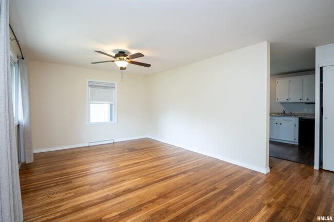 Building Photo - West Cindy Lane