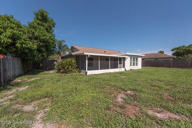 Building Photo - 2620 Elm Hurst St